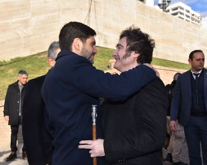 Maximiliano Pullaro y Javier Milei.