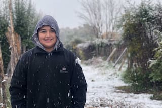 Tiene 12 años, es abanderado y necesita una computadora para ir a la secundaria