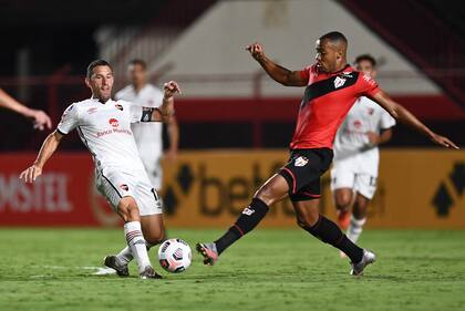 Maximiliano Rodríguez lucha por la pelota con Marlon Freitas durante el partido de la Copa Sudamericana ante Atlético Goianiense.