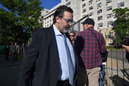 Maximiliano Rusconi, abogado de Julio De Vido, llega a los tribunales de Comodoro Py