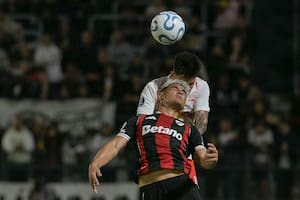 El arquero atajó un penal tras un error de Martínez Quarta y salvó a River ante Bragantino, que ahora juega con diez