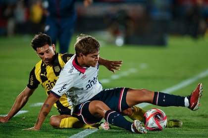 Maximiliano Silvera, con la de Peñarol y frente a Nacional