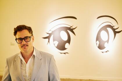 Maximiliano Tomas, director del Recoleta, con una obra de Ad Minoliti que integra la muestra "Lluvia ácida"