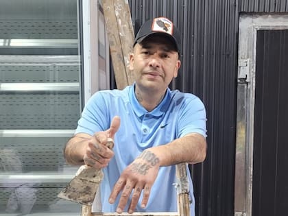 Maximiliano Torres es músico y albañil. Trabaja en la construcción desde hace 25 años y actualmente lidera un grupo de cinco obreros.