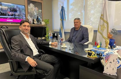 Maximiliano Vallejo y Claudio Tapia en las oficinas del presidente de la AFA.