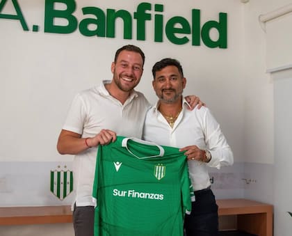 Maximiliano Vallejo y el presidente de Banfield Gabriel Mariotto.