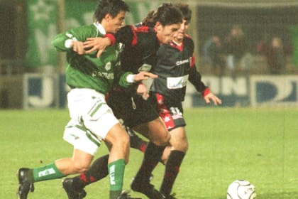 Maximiliano Velázquez, de Ferro, lucha por la pelota con Rubén Gigena, de Newell´s. Fue durante el 2-0 de los rosarinos en la última fecha del Clausura 2000, el 17 de julio de ese año. Y último partido del Verdolaga en primera.