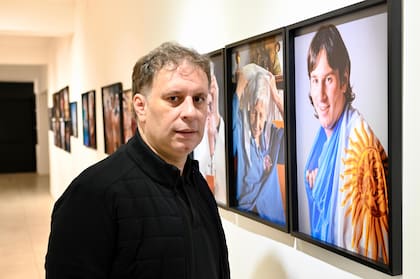 Maximiliano Vernazza, autor de la muestra Argentinos, con retratos icónicos de figuras de los últimos treinta años