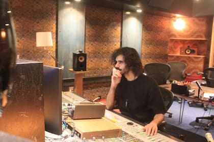 Máximo Abraham es músico y también sonidista; trabaja en Los Angeles corrigiendo las bandas de sonido de series y películas para Netflix