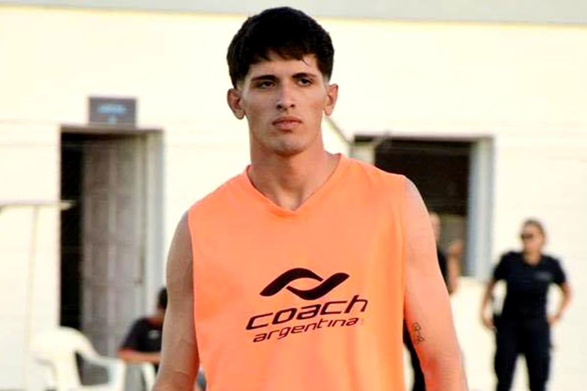 Un futbolista argentino de 20 años disputaba un torneo, se descompensó y murió minutos más tarde