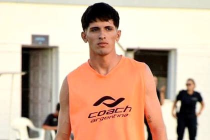 Máximo Alisandroni, un joven futbolista de 20 años que vestía los colores de Argentino de Alfonzo, murió el pasado domingo por la tarde tras descompensarse en pleno partido contra Huracán de Arrecifes