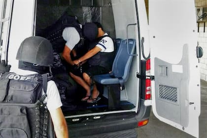 Máximo Cantero y Emanuel Chamorro, al llegar en un camión de traslado al penal federal de Ezeiza
