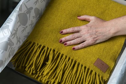 Máximo cuidado: los tejidos de fibras naturales se envuelven en papel de seda y se colocan dentro de unas finas cajas para ser entregados.