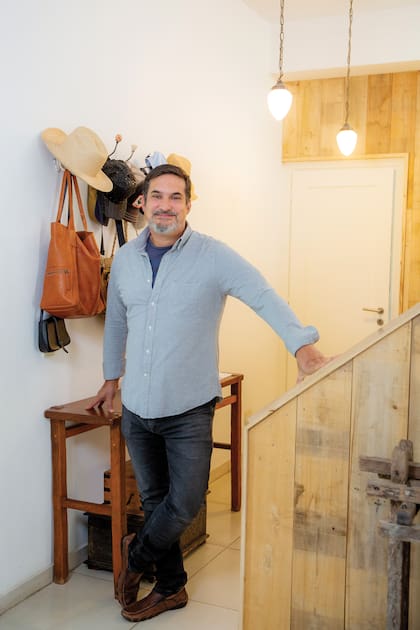 Máximo está separado y es papá de Gaspar (9) y de Benito (6). Forjó una carrera internacional enmarcada en la industria hotelera. Después de diez años afuera, en plena pandemia volvió a Argentina. Hoy está al frente de Pulpería López May, en Tigre, un sueño que en Instagram define como “despensa, bazar, comedero y vinería”.