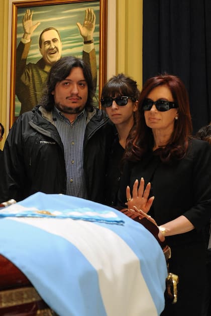 Máximo, Florencia y Cristina Kirchner, durante el velatorio de Néstor Kirchner