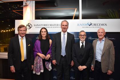 Máximo Fonrouge, director de OSDE junto al Lic. Enrique Camerlinckx, el ministro de Salud de la Nación, Dr. Mario Russo, su esposa Verónica Murmylo, y Luis Fontana