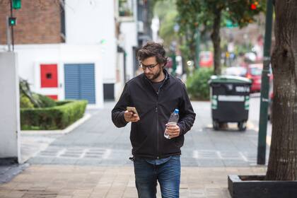 Máximo Forcieri, de 30 años, solo toma agua de camino a la oficina