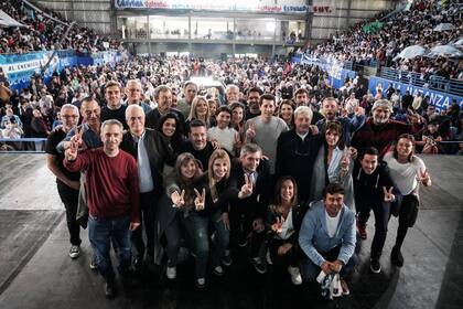 Máximo Kirchner con los dirigentes que lo acompañaron en La Matanza