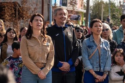 Máximo Kirchner con Mariel Fernández (izquierda) y Mayra Mendoza (derecha)