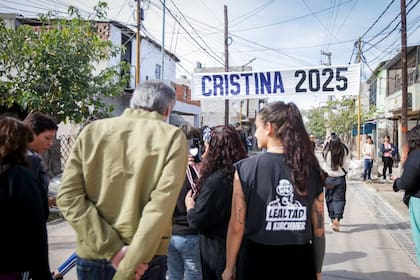 Máximo Kirchner días atrás en Quilmes, donde apareció un cartel que promocionaba a candidatura de Cristina en la Provincia