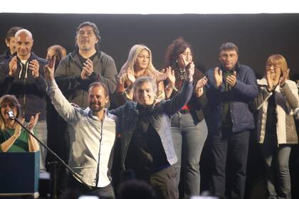 Máximo Kirchner en el acto del justicialismo en Escobar, junto a Ariel Sujarchuk