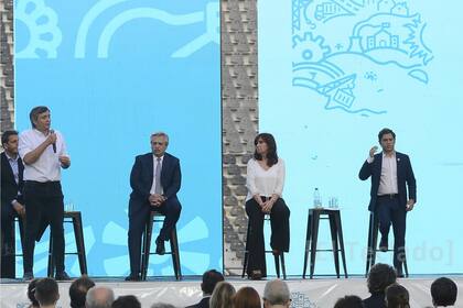 Máximo Kirchner, en el escenario del acto del viernes pasado, en La Plata, con Alberto Fernández, Cristina Kirchner, Sergio Massa y Áxel Kicillof