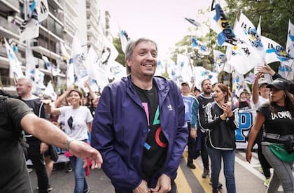 Máximo Kirchner, en la marcha del 24 de marzo; eligió una camiseta irónica, con los botones del joystick de la PlayStation