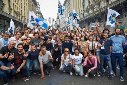Máximo Kirchner, en octubre de 2021, con integrantes de La Cámpora, durante una movilización