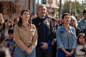 Máximo Kirchner, escoltados por la intendenta de Moreno, Mariel Fernández (Moreno), y la diputada provincial Mayra Mendoza