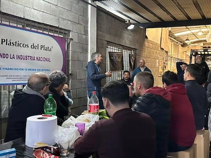Máximo Kirchner, esta semana con trabajadores de una pyme en Lanús