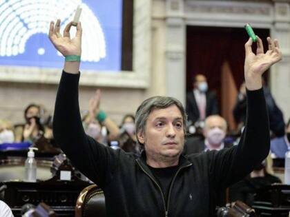 Máximo Kirchner exhibió cartuchos en medio de la sesión de Diputados en la que se aprobó la nueva fórmula de movilidad jubilatoria