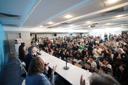 Máximo Kirchner habló ante un auditorio en la sede de la calle Matheu