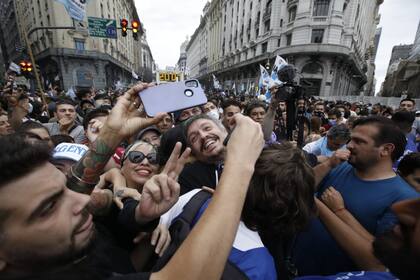 Maximo Kirchner llega al acto de Plaza de Mayo con una columna de La Cámpora