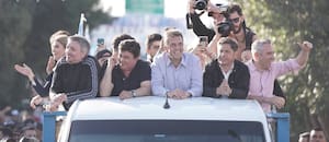 Kicillof busca mantener su estrategia electoral a pesar de la sociedad entre La Cámpora y el massismo