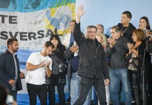 Una foto que encierra las peores internas y el golpe al corazón del proyecto oficialista Máximo Kirchner se negó a tratar el presupuesto 2022 como pedían el año anterior Alberto Fernández y Martín Guzmán. El proyecto del gasoducto Néstor Kirchner se demoró en medio de las peleas en el Frente de Todos.