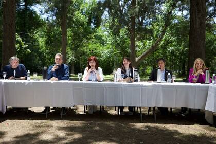 Máximo Kirchner, Sergio Massa, Cristina Kirchner, Mariel Fernández, Axel Kicillof y Verónica Magario, en un encuentro del peronismo en Moreno, en diciembre de 2024