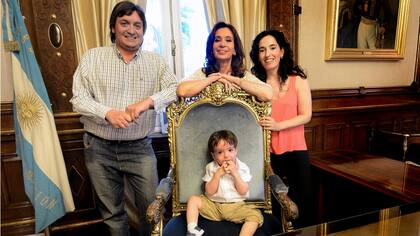Máximo Kirchner, su hijo Iván, Cristina y su nuera, Rocío García, ayer, en el despacho presidencial