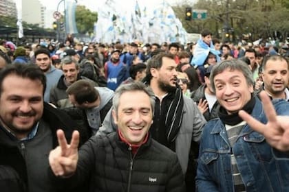 Máximo Kirchner y Andrés Larroque, referentes de La Cámpora, en una marcha antes de la pandemia