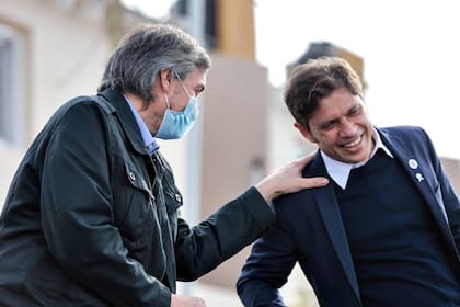 Máximo Kirchner y Axel Kicillof durante el acto de entrega de viviendas en Isla Maciel