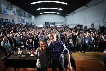 Máximo Kirchner y Fernanda Raverta encabezaron un encuentro con la militancia en el Club Libertad