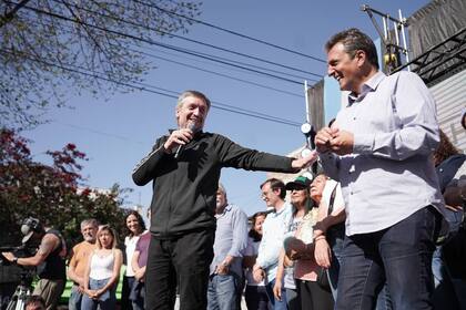 Máximo Kirchner y Sergio Massa, en una recorrida de campaña por el conurbano, el 8 de octubre