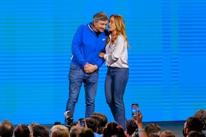 Máximo Kirchner y Victoria Tolosa Paz, en el búnker del Frente de Todos la noche electoral