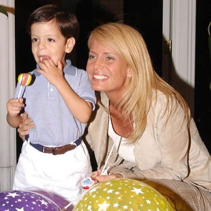 Máximo Menem, cuando era un pequeño, junto a su mamá, Cecilia Bolocco