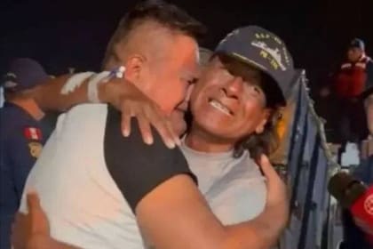 Máximo Napa (derecha) al reencontrarse con su hermano