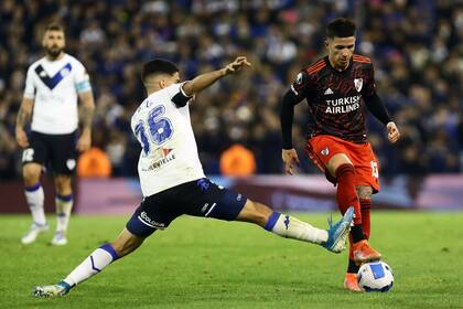 Máximo Perrone marcando a Enzo Fernández, en Vélez 1 vs. River 0 por la Copa Libertadores