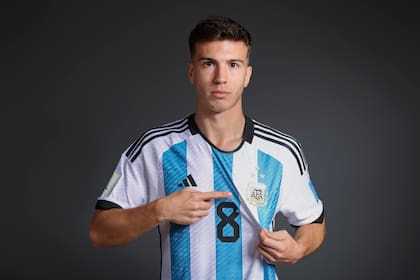 Maximo Perrone posa con la camiseta de la selección argentina Sub 20 para el Mundial de 2023