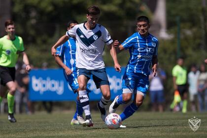 Máximo Perrone pudo irse a Aldosivi, pero siguió en Vélez y encontró su lugar