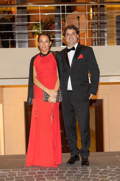 Máximo Petracchi y su mujer, Anita Pérez Bustos, al igual que la anfitriona, apostó por un look "encendido"