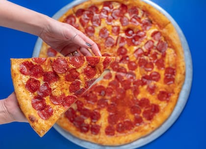 Máximo se inspiró en la pizza de Nueva York, ciudad donde vivió muchos años y se hizo fanático de la versión con pepperoni. Enorme, finita y por porción: así la ofrecen en Togni's Pizza.