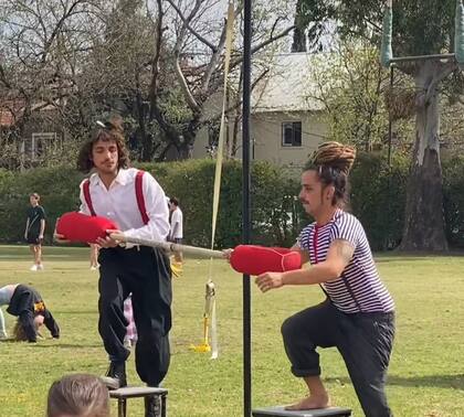 Máximo, su hermano, lo acompaña en una presentación de trapecista